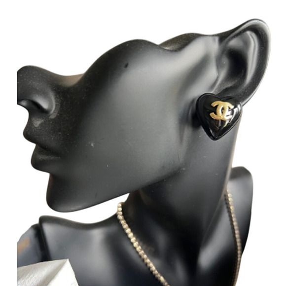 Black and Gold CHANEL Heart Stud Earrings Autumn/Pre-Fall 2023 (CHXX008) - Picture 6 of 6